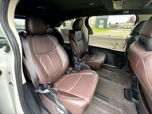 Used 2021 Toyota Sienna Platinum image 18
