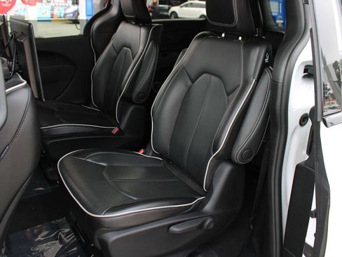 Used 2023 Chrysler Pacifica Limited w/ S Appearance Package FWD image 15