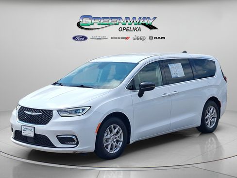 Used 2024 Chrysler Pacifica Touring-L FWD image 3