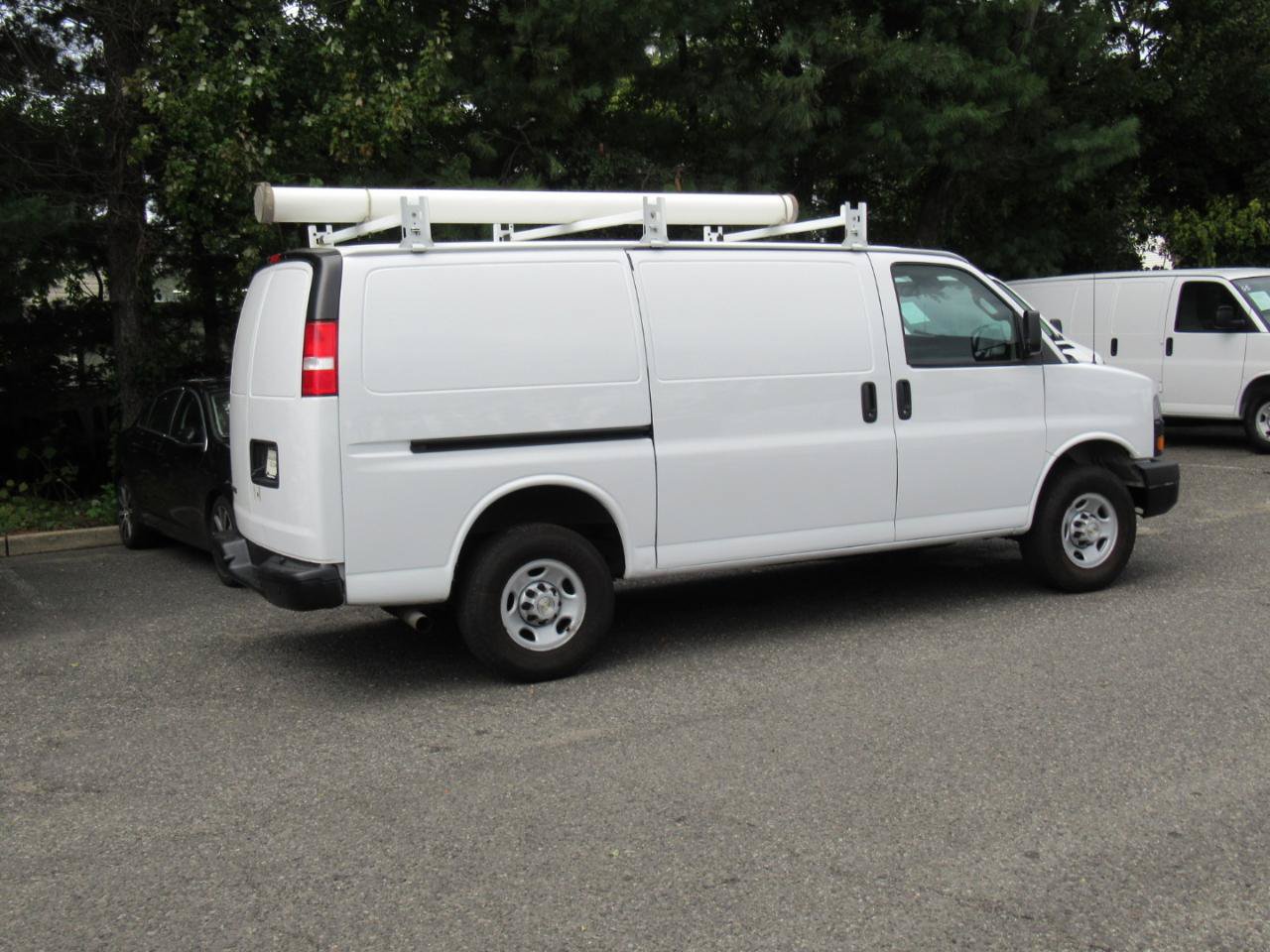 Used 2022 Chevrolet Express 3500 w/ Driver Convenience Package RWD image 5