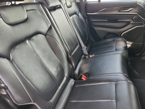 Used 2022 Jeep Grand Cherokee Limited image 18