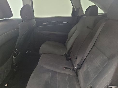 Used 2020 Kia Sorento LX FWD image 18