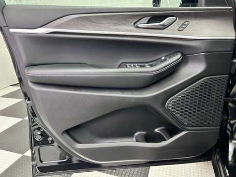 New 2025 Jeep Grand Cherokee Limited w/ Black Appearance Package image 13