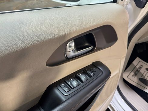 Used 2017 Chrysler Pacifica Touring-L image 14