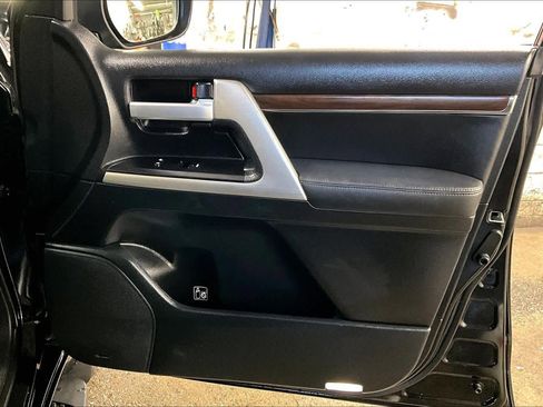 Certified 2017 Toyota Land Cruiser image 21