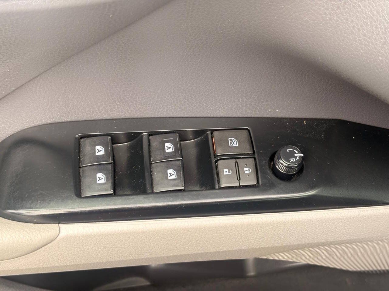 Used 2018 Toyota Camry LE FWD image 38