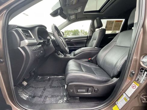 Used 2019 Toyota Highlander Limited FWD image 21