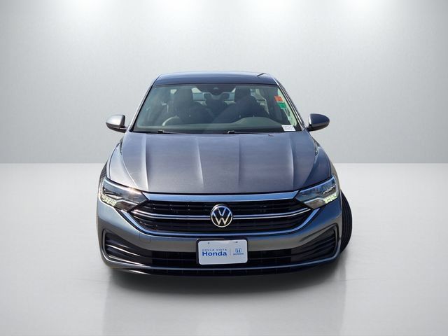 Used 2024 Volkswagen Jetta SE FWD image 2