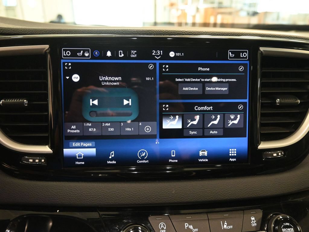 Used 2023 Chrysler Pacifica Touring-L FWD image 11