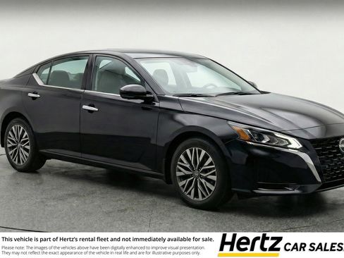 Used 2025 Nissan Altima 2.5 SV image 1