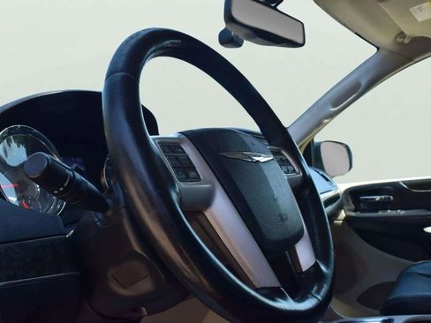 Used 2015 Chrysler Town & Country Touring-L w/ Trailer Tow Group image 20