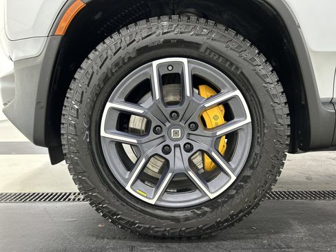 Used 2022 Rivian R1T Launch Edition image 9