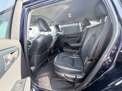 Used 2022 Toyota Highlander XLE image 26