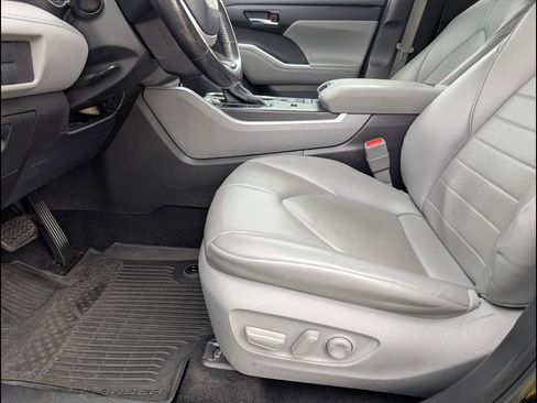 Used 2022 Toyota Highlander XLE image 9