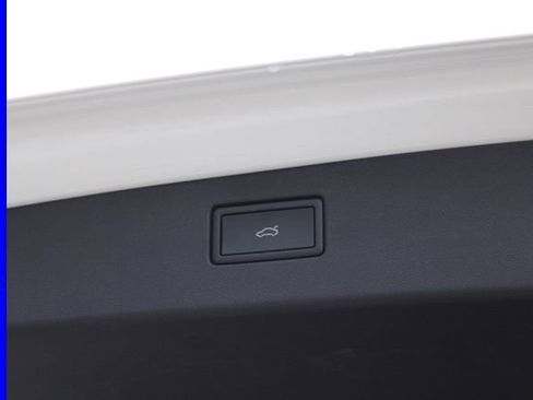 Used 2025 Volkswagen Tiguan SE image 11