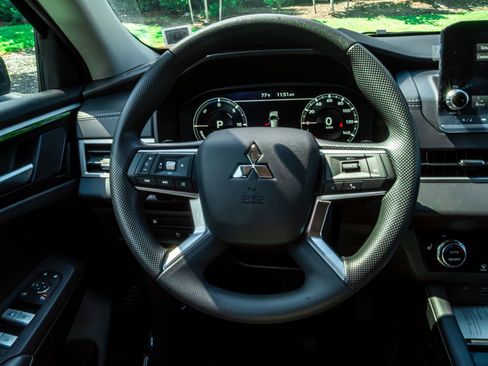 New 2025 Mitsubishi Outlander ES image 19