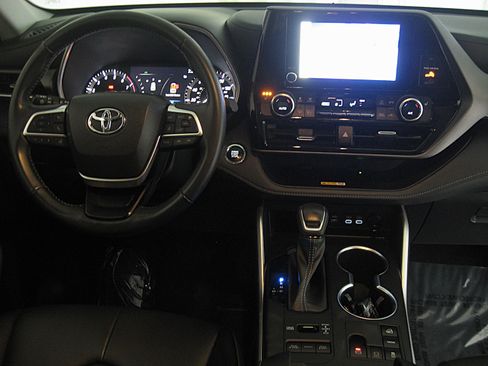 Used 2023 Toyota Highlander XLE image 2