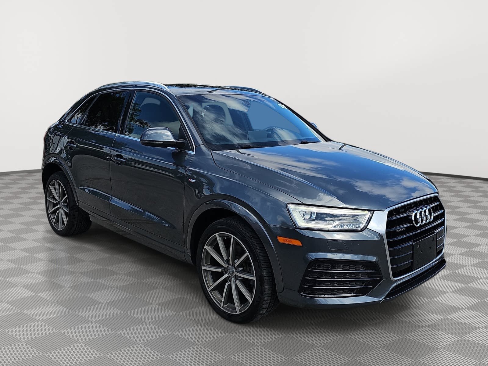 Used 2018 Audi Q3 2.0T Premium Plus w/ Premium Plus Package AWD/4WD image 2