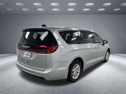 Used 2024 Chrysler Pacifica Touring-L FWD image 5