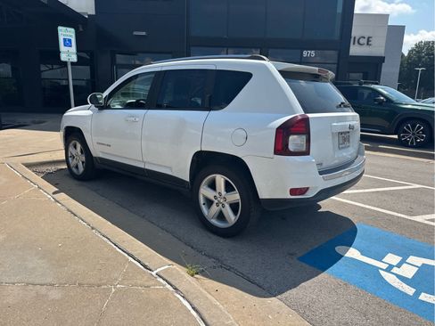 Used 2014 Jeep Compass Latitude FWD image 3