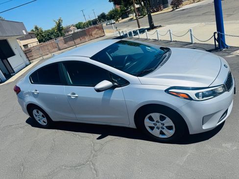 Used 2017 Kia Forte LX FWD image 3