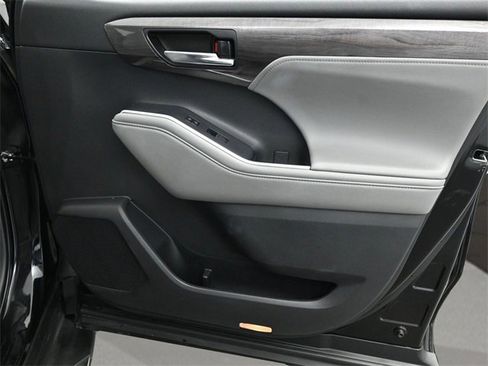Used 2022 Toyota Highlander Limited image 21