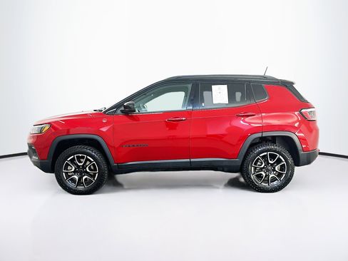 Used 2025 Jeep Compass Trailhawk AWD/4WD image 4