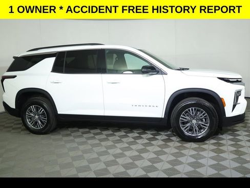 Used 2025 Chevrolet Traverse LT AWD/4WD image 2