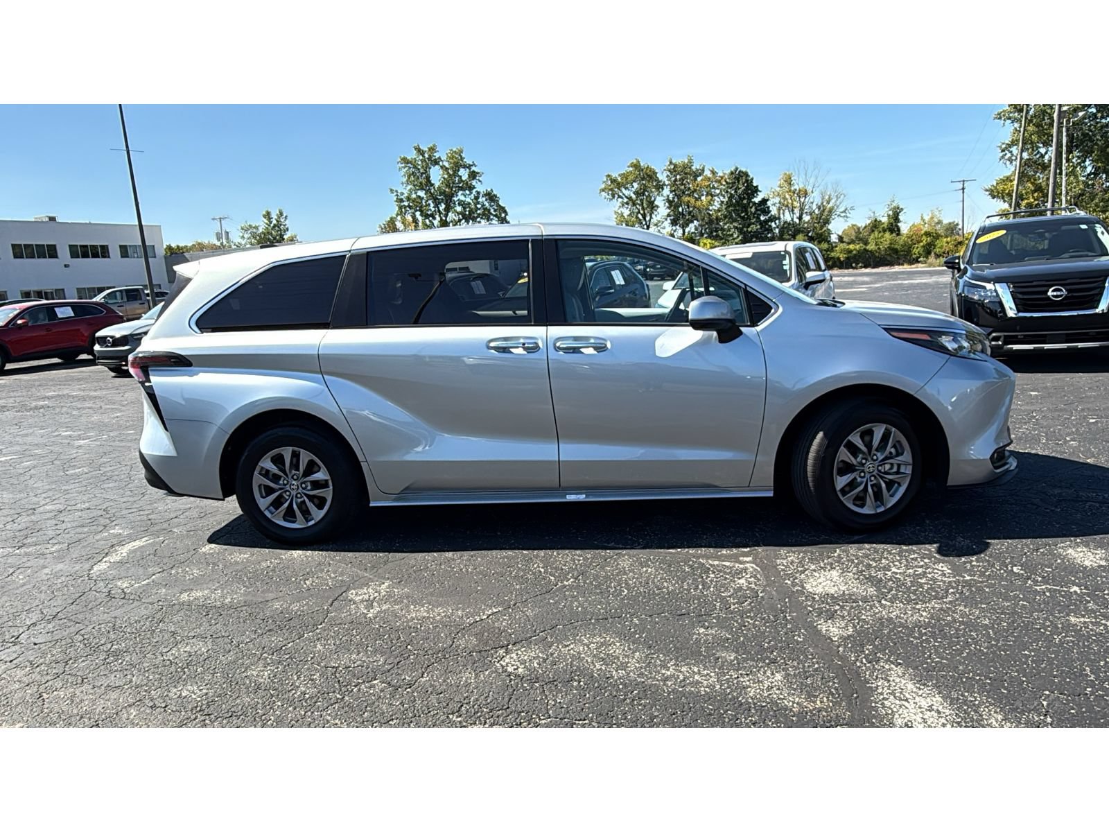 Certified 2025 Toyota Sienna XLE FWD image 10