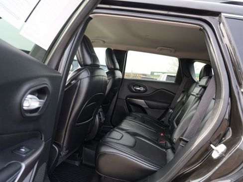 Used 2019 Jeep Cherokee Latitude Plus image 18