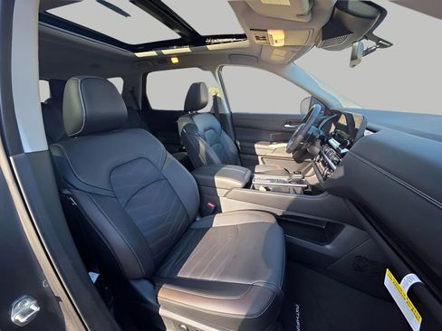 Used 2024 Nissan Pathfinder Platinum w/ Cargo Package image 15