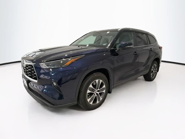 Used 2023 Toyota Highlander XLE AWD/4WD image 3