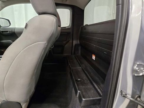 Used 2019 Toyota Tacoma SR image 9