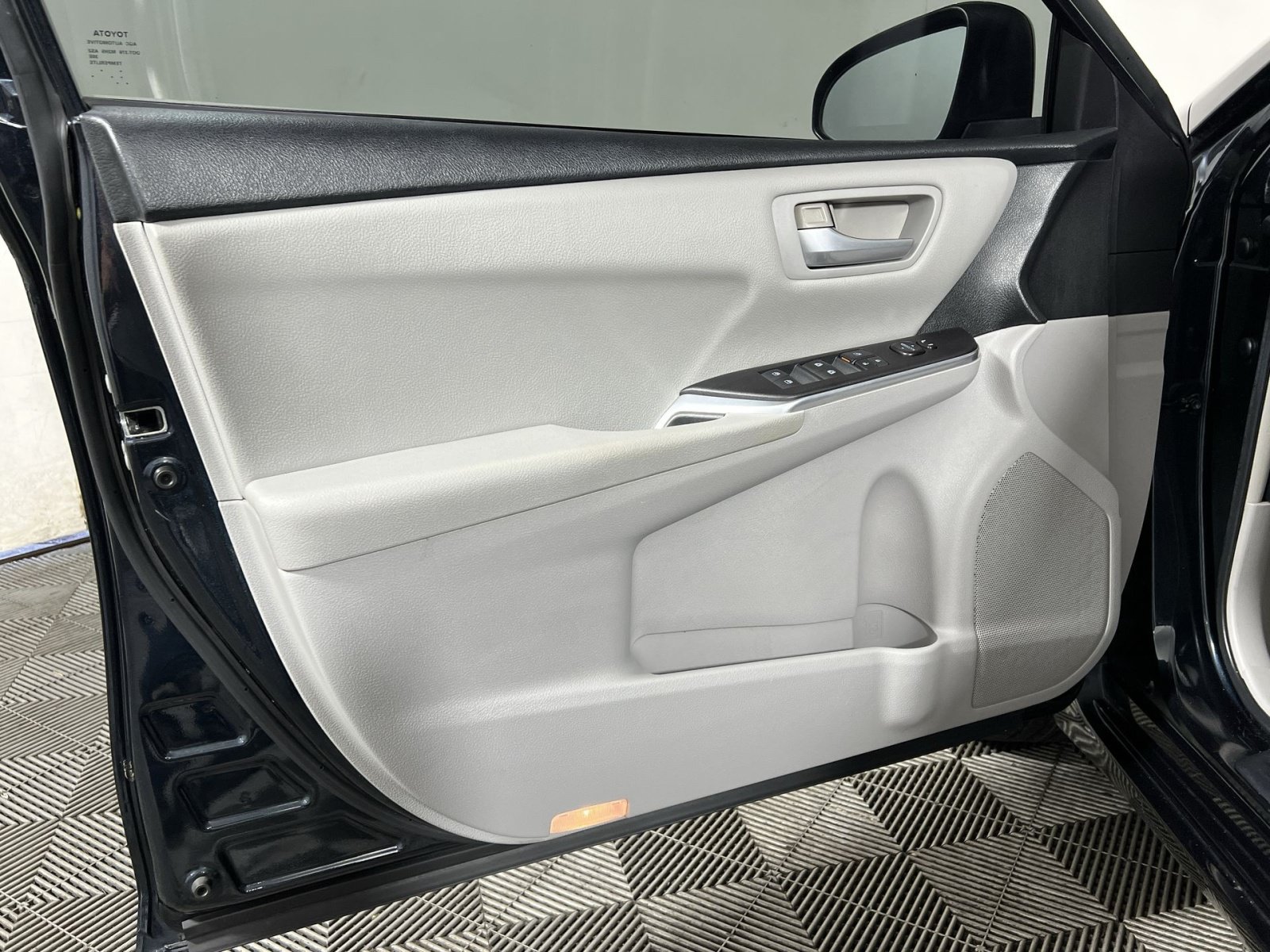 Used 2016 Toyota Camry LE FWD image 14