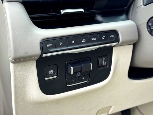 Used 2021 Cadillac Escalade Premium Luxury Platinum image 17