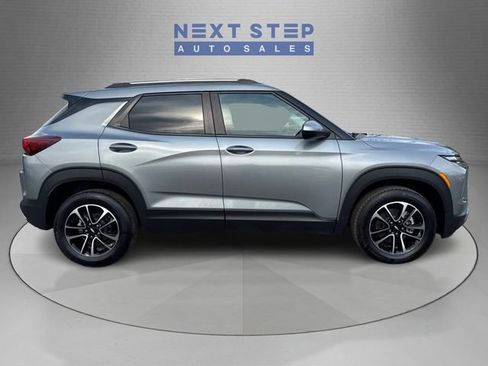 Used 2024 Chevrolet TrailBlazer LT w/ LT Cold Weather Package AWD/4WD image 9