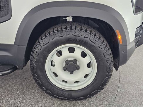 New 2024 Land Rover Defender 110 S image 9