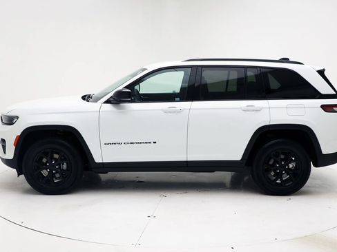 Used 2025 Jeep Grand Cherokee Altitude AWD/4WD image 5