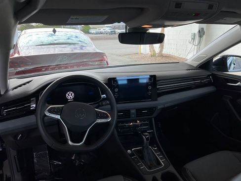 Used 2025 Volkswagen Jetta SE image 33