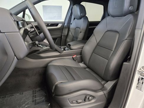 Used 2025 Porsche Cayenne Base image 4