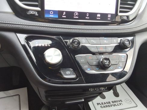 Used 2023 Chrysler Pacifica Touring image 17