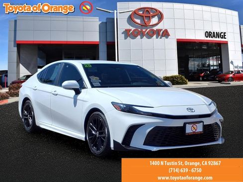 Used 2025 Toyota Camry SE FWD image 1