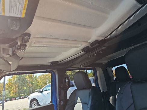 New 2025 Jeep Gladiator Sport image 20