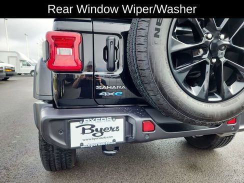 Used 2025 Jeep Wrangler Unlimited Sahara w/ Safety Group image 31