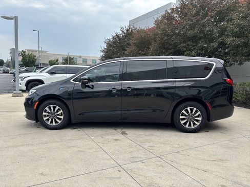 Used 2023 Chrysler Pacifica Touring-L FWD image 8