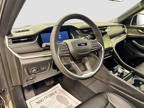 Used 2025 Jeep Grand Cherokee L Limited w/ Black Appearance Package image 9