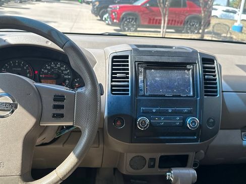 Used 2010 Nissan Frontier SE RWD image 17
