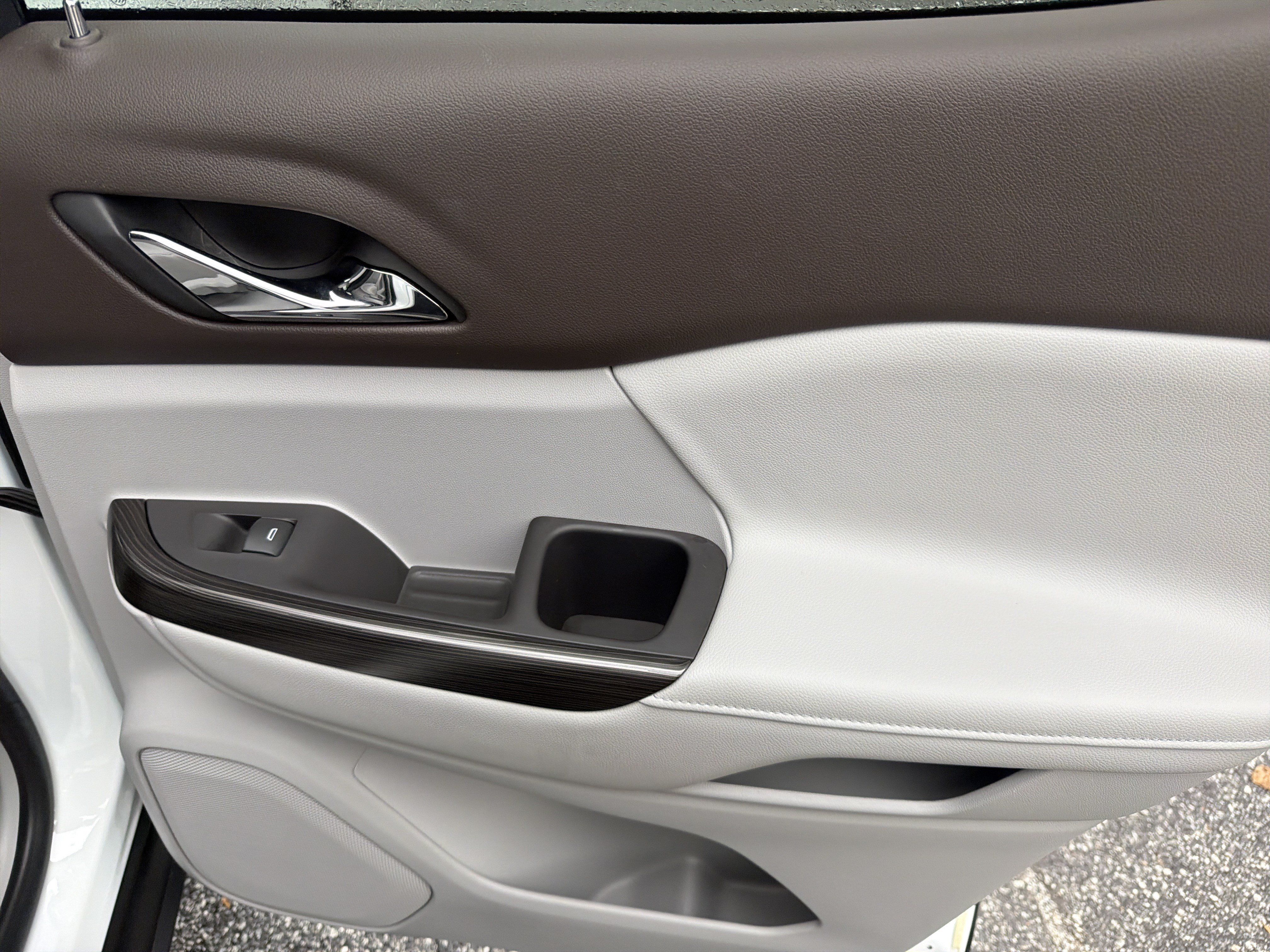 Used 2020 GMC Acadia SLT w/ Driver Alert Package II FWD image 17