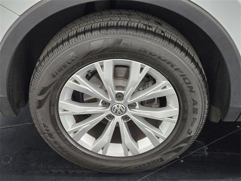 Used 2018 Volkswagen Tiguan SE w/ Panoramic Sunroof Package image 10