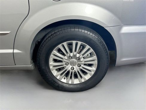 Used 2016 Chrysler Town & Country Touring-L image 25